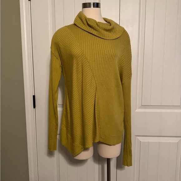Cabi Women's Happy Pullover Sweater style 4627- Yellow Green EUC - Picture 2 of 7